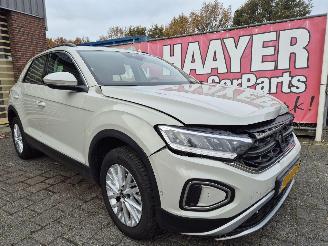 krockskadad bil auto Volkswagen T-Roc 1.5 tsi life business 2024/1