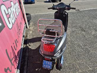 GTS  toscana pure snorscooter picture 4