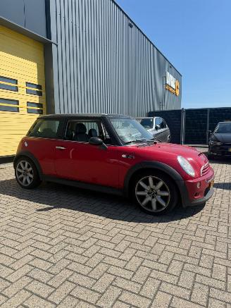Damaged car Mini Mini 1.6 16V Cooper S Benzine 1.598cc (163pk) 2002/10