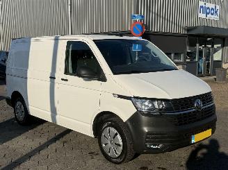krockskadad bil bedrijf Volkswagen Transporter 2.0 TDI 81KW 2021/4