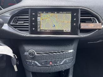 Peugeot 308 SW 1.2 PureTech Blue Lease Executive picture 21