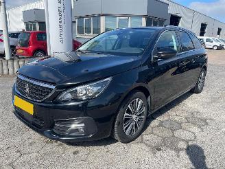 krockskadad bil auto Peugeot 308 SW 1.2 PureTech Blue Lease Allure 2021/7