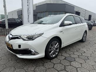 uszkodzony samochody osobowe Toyota Auris Touring Sports 1.8 Hybrid Exclusive 2016/9