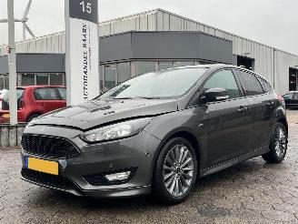 Schadeauto Ford Focus 1.5 ST-Line 2018/2