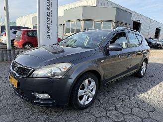 Vaurioauto  passenger cars Kia Cee d Sporty Wagon 1.4 CVVT Navigator Plus Pack 2012/4