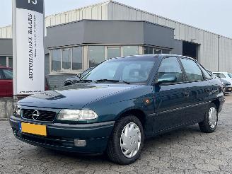 Schadeauto Opel Astra 1.6i Edition 1998/3
