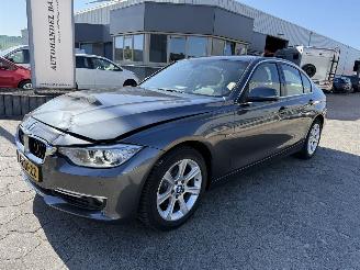 Coche accidentado BMW 3-serie 320i High Executive 2015/3