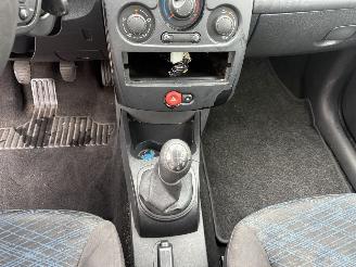 Renault Clio 1.2-16V Authentique picture 23