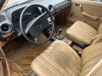 Mercedes 200-serie 240 D. AUTOMAAT AIRCO !! picture 5