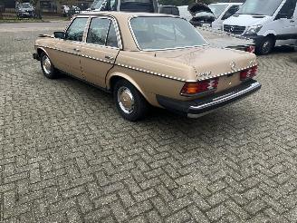 Mercedes 200-serie 240 D. AUTOMAAT AIRCO !! picture 3