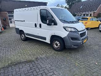 krockskadad bil bedrijf Peugeot Boxer 2.0 HDI L1H1 Premium dubbel schuifdeur. 2016/12