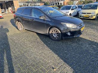 Damaged car Ford Focus 1.6 ECO SPORT. TITANIUM. 2013/8