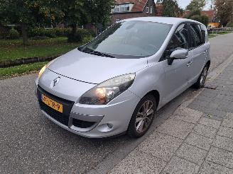 Damaged car Renault Mégane Scénic 1.6i celcium 2010/7