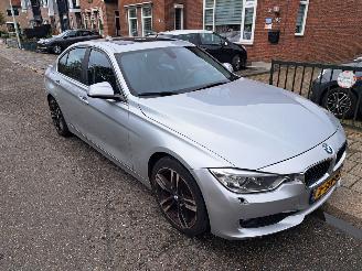 Voiture accidenté BMW 3-serie 320i high exec.automaat 2013/1