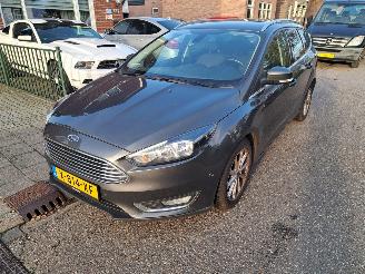 Voiture accidenté Ford Focus 10.i titanium 2017/7