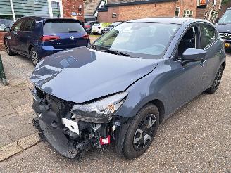 Damaged car Mazda 2 1.5i cent line 2023/7