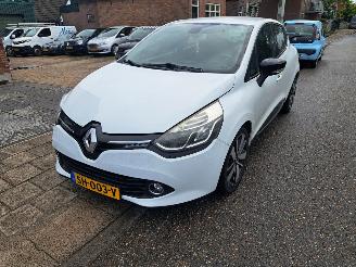 krockskadad bil auto Renault Clio 0.9 tce 2014/3