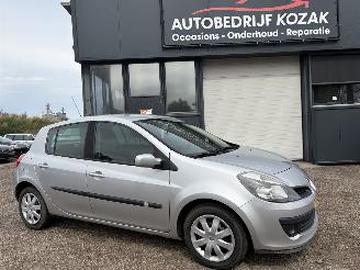 begagnad bil auto Renault Clio 1.4-16V Team Spirit AIRCO 5drs NIEUWE APK 2005/11
