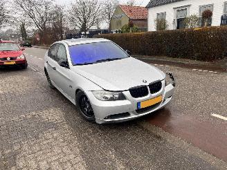 Schadeauto BMW 3-serie 320i 2005/4