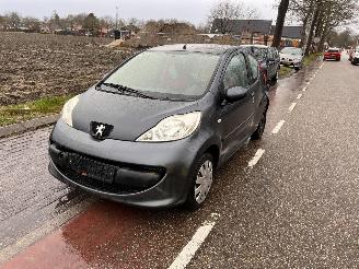 Peugeot 107 1.0-12V picture 2