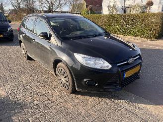 skadebil auto Ford Focus 1.0 ecoboost Trend. 2013/5