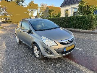 uszkodzony samochody osobowe Opel Corsa 1.2-16V 2013/5