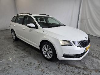 Vaurioauto  passenger cars Skoda Octavia 1.0 TSI Greentech Ambition Business 2018/2