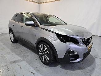 Schadeauto Peugeot 3008 1.2 PureTech Active 2019/8