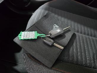 Peugeot 208 1.2 PT picture 35