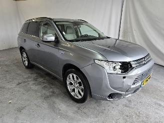 Vaurioauto  passenger cars Mitsubishi Outlander 2.0 PHEV Instyle 2014/5