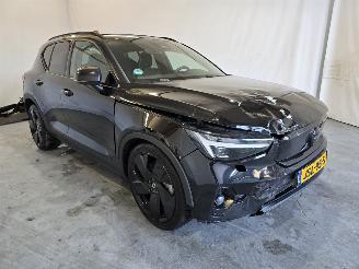 krockskadad bil auto Volvo EX40 Twin Motor Ultra Black Edition 82 kWh 2025/12