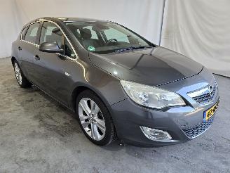 Schadeauto Opel Astra 1.4 Turbo Cosmo 2010/8