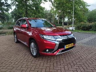 Vaurioauto  passenger cars Mitsubishi Outlander 2.4 PHEV Intense+ 2020/11