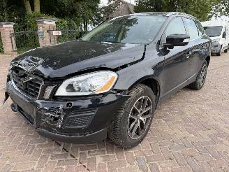 Vaurioauto  passenger cars Volvo Xc-60 2.4 D5 AWD Summum 215 pk 2012/2