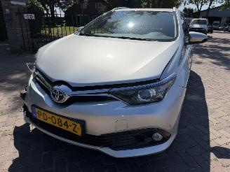 damaged passenger cars Toyota Auris Touring Sports 1.8 Hybrid Aspiration 2017/1