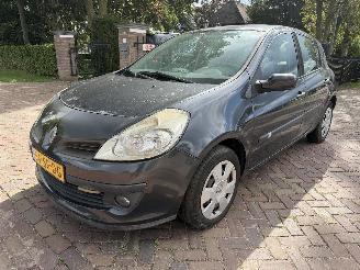 Schadeauto Renault Clio 1.6-16V Dynamique Luxe 2005/11