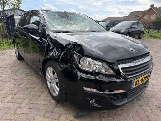 Peugeot 308 1.2 PureTech Blue Lease Executive picture 4