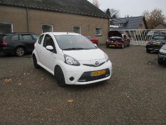 Vaurioauto  passenger cars Toyota Aygo 1.0 VVT- Acces Airco 2013/1