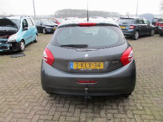 Peugeot 208 1.2 VTi Envy 5drs picture 6