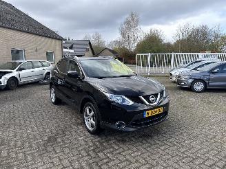 Vaurioauto  passenger cars Nissan Qashqai 1.6 Tekna 17 REST BPM €400,-!!! 2017/4