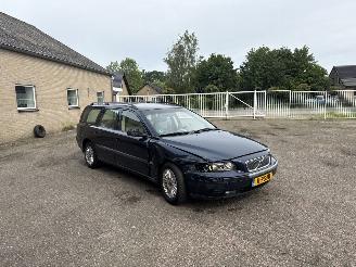 Damaged car Volvo V-70 2.4 Comfort Line 2004/6