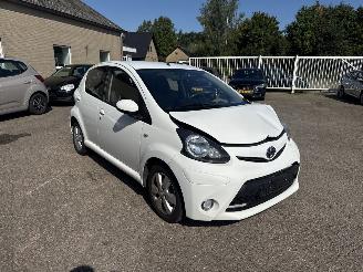 Coche accidentado Toyota Aygo 1.0 VVT-i Dyn. Or. 2013/5