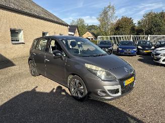 Vaurioauto  passenger cars Renault Scenic 2.0 Bose AUTOMAAT REST BPM €400,-!!! 2011/6