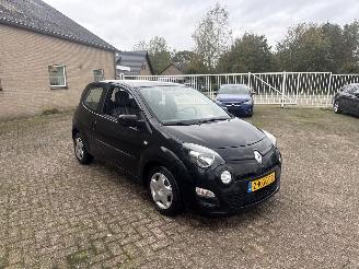 damaged passenger cars Renault Twingo 1.2 16V Collection 2013/4