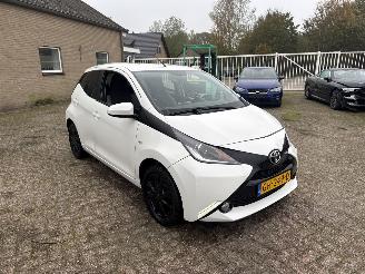 krockskadad bil auto Toyota Aygo 1.0 VVT-i x-play 2015/5