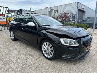 Schadeauto Volvo V-60 2.0 T3 Summum 2017/4