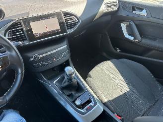 Peugeot 308 1.2 PureTech Allure picture 11