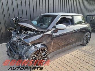 Coche siniestrado Mini Mini Mini Electric (J01), Hatchback 3-drs, 2023 Cooper E 40.7 kWh 2025/4