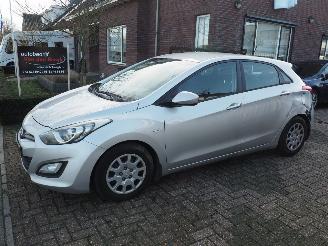 krockskadad bil auto Hyundai I-30 1.4i 2013/4
