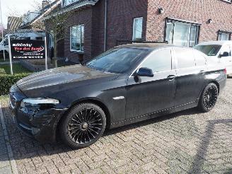 damaged passenger cars BMW 5-serie 528i High Executive 2011/2